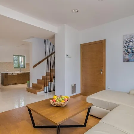 Feriehus 2 Bedroom Beautiful In Malinska