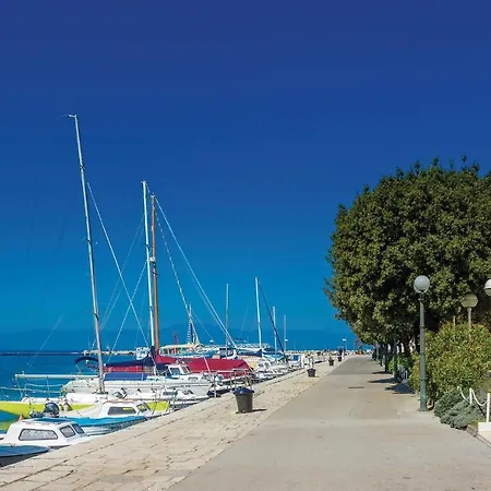 Feriehus 2 Bedroom Beautiful In Malinska