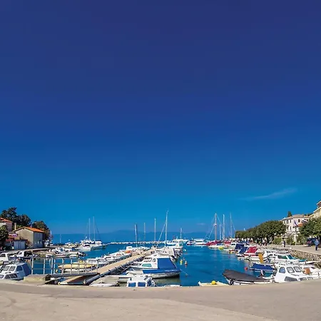 Feriehus 2 Bedroom Beautiful In Malinska