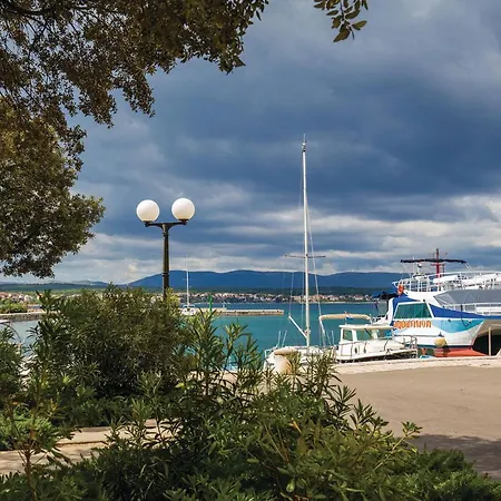 Feriehus 2 Bedroom Beautiful In Malinska