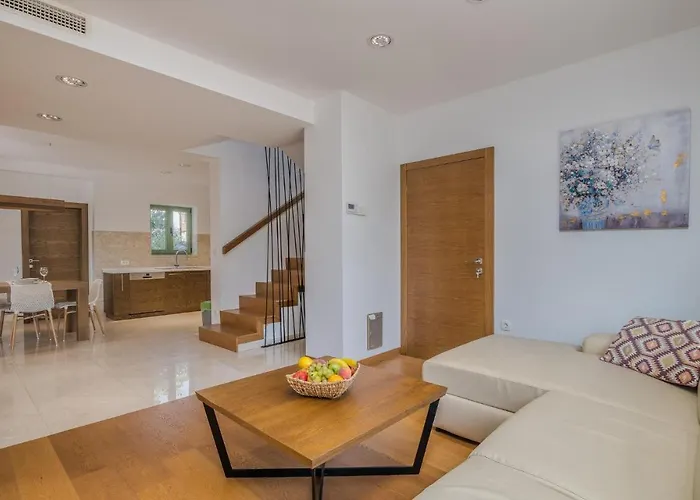 بيت للعطل 2 Bedroom Beautiful In مالينسكا