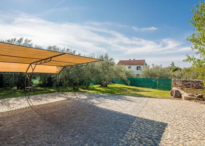 2 Bedroom Beautiful In Malinska