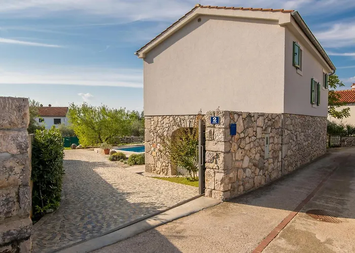 2 Bedroom Beautiful In Malinska